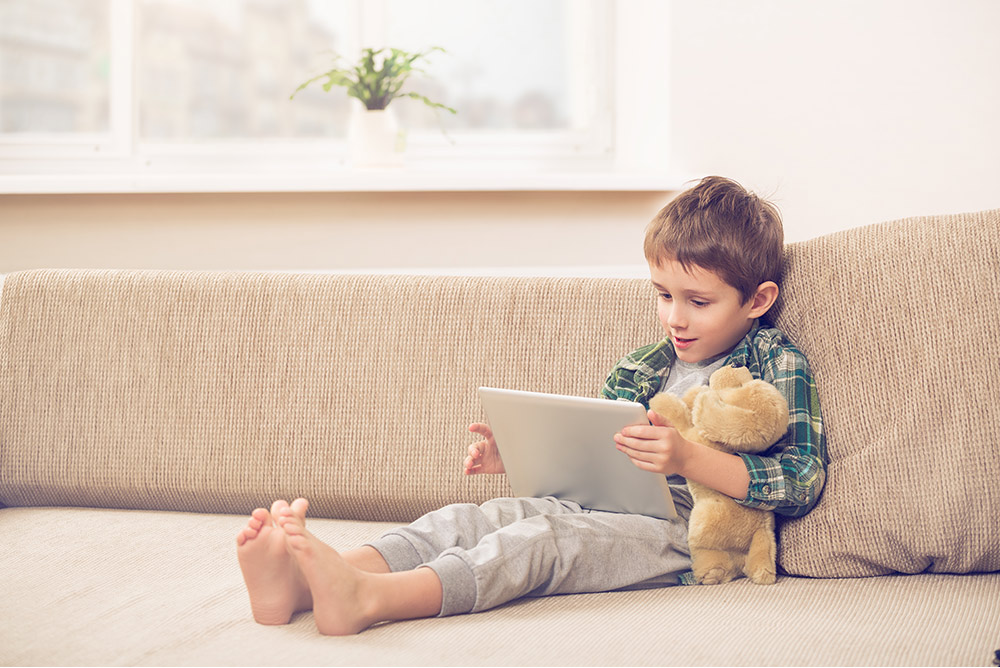 ebooks- Kid using his tablet